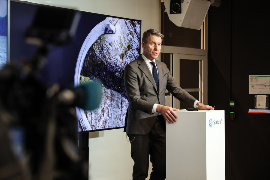 Man standing on a podium at a press conference